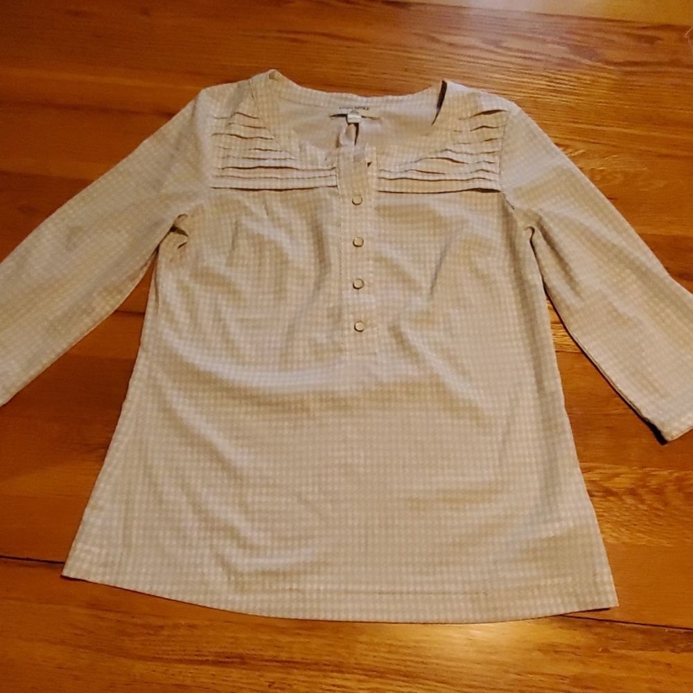 Sale! Banana Republic beige houndstooth blouse